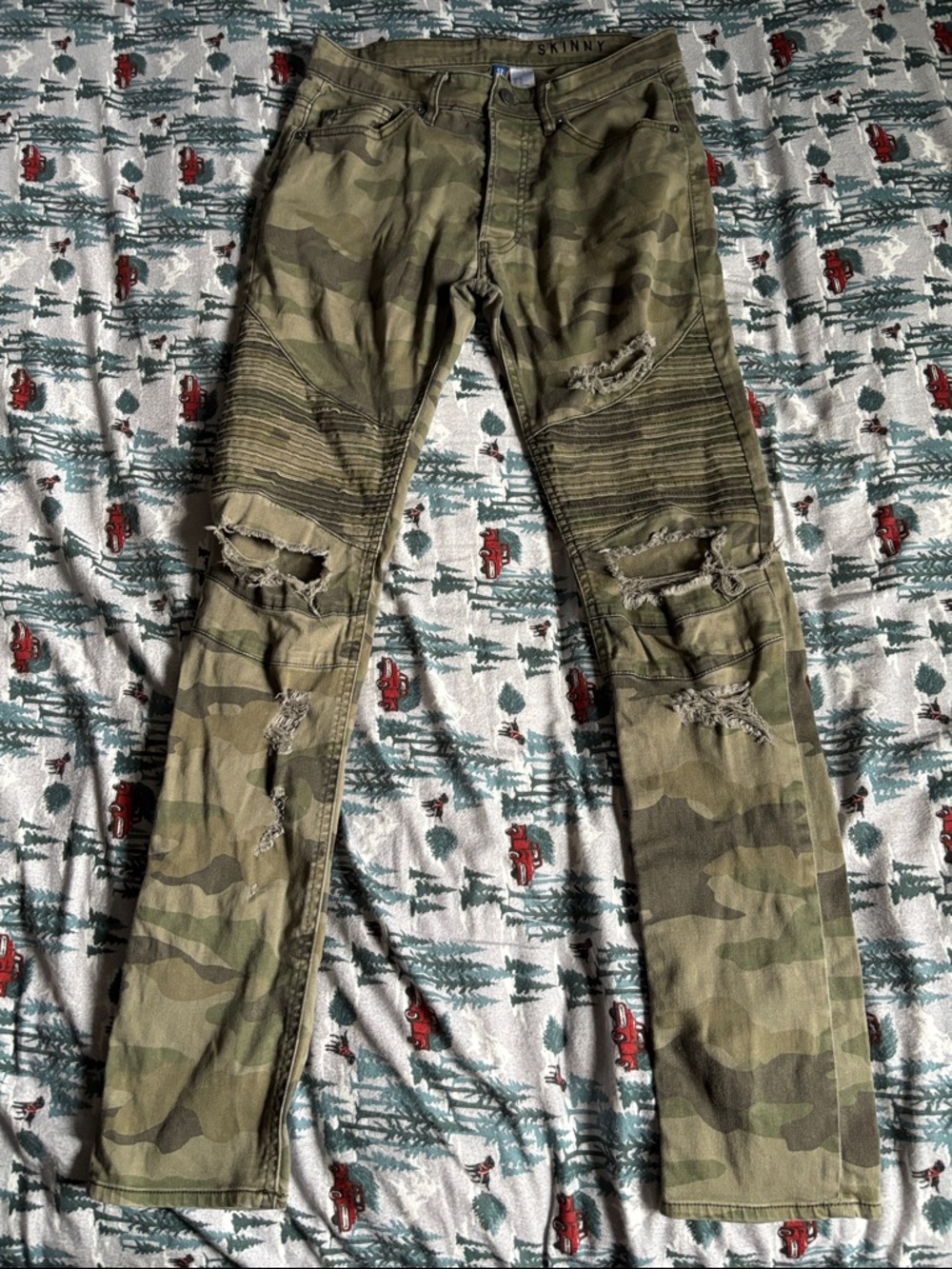 Divided Men’s Skinny Camo Ripped Jeans - Olive Green